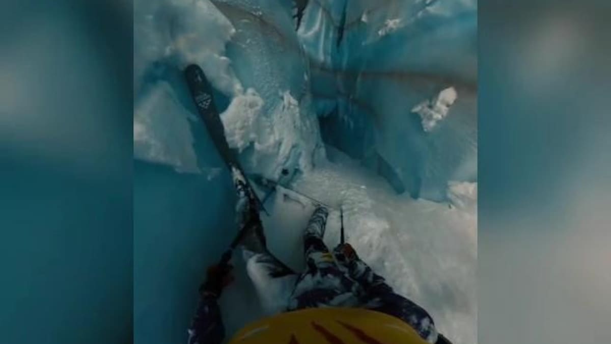 El momento en el que el esquiador cae por la grieta. Foto: Captura.