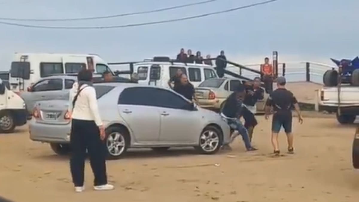 El momento en el que el "trapito" y el turista se agarran a las trompadas. Foto: Captura de video.