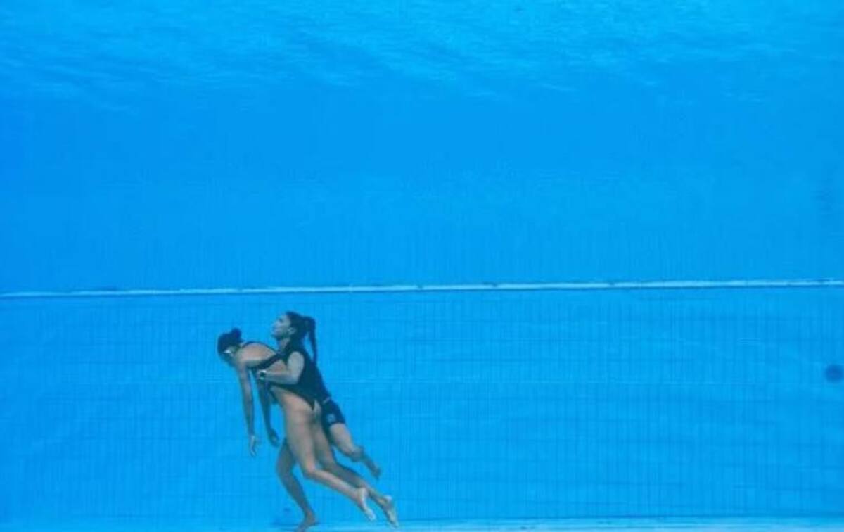 El momento en que lograron sacar a flote a la nadadora estadounidense. Fotos: Twitter @OLISCARFF.