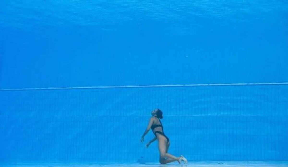 El momento en que lograron sacar a flote a la nadadora estadounidense. Fotos: Twitter @OLISCARFF.