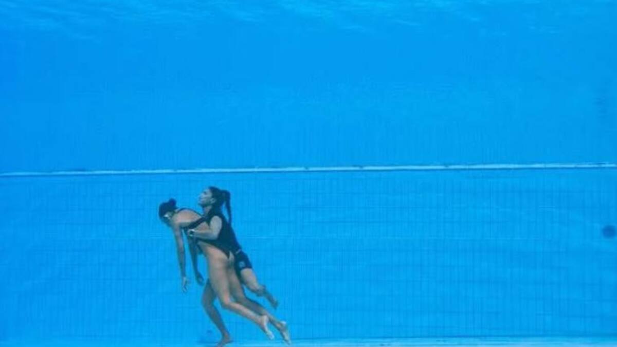 El momento en que lograron sacar a flote a la nadadora estadounidense. Fotos: Twitter @OLISCARFF.