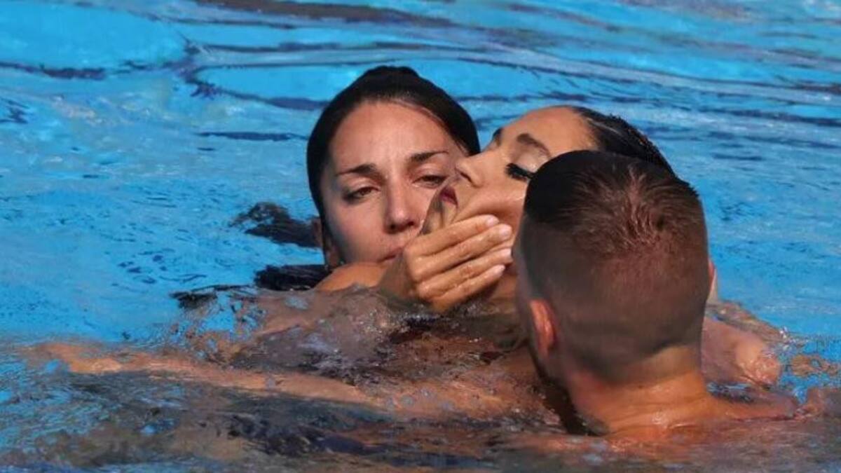 El momento en que lograron sacar a flote a la nadadora estadounidense. Fotos: Twitter @OLISCARFF.