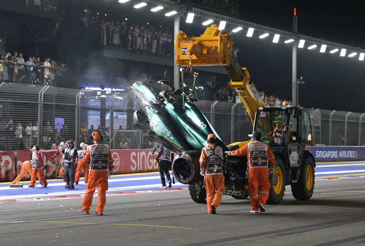 El monoplaza de Lance Stroll sufrió graves daños. Foto: Reuters.