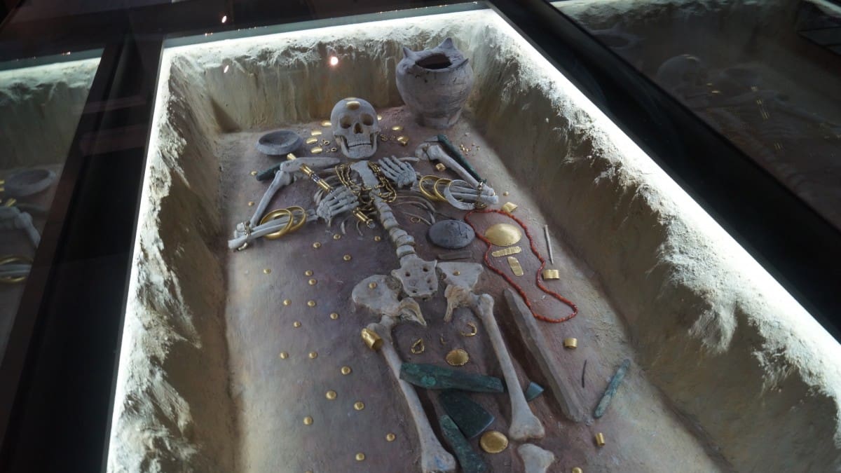 El Museo Arqueológico de Varna, en Bulgaria, conserva uno de los conjuntos de oro trabajado más antiguos del mundo, descubierto en una necrópolis prehistórica en 1972.