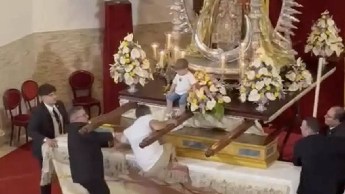 El niño en el altar. Foto: captura.