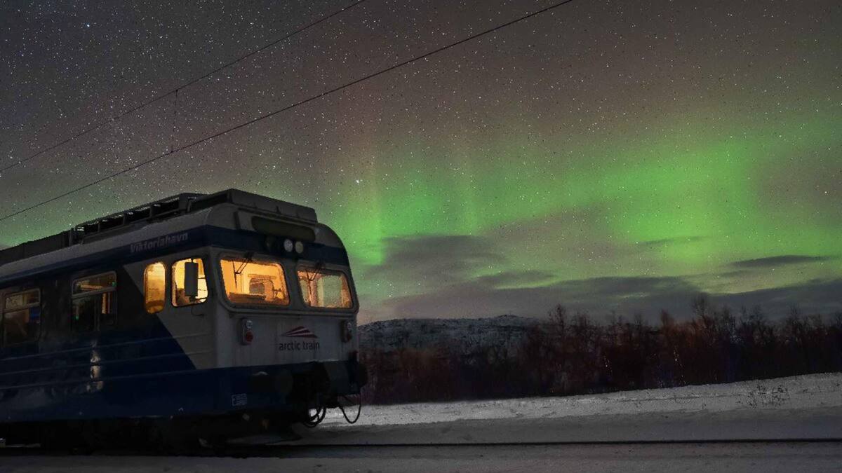 El viaje en tren más espectacular del mundo: el trayecto que permite ver auroras boreales de ensueño