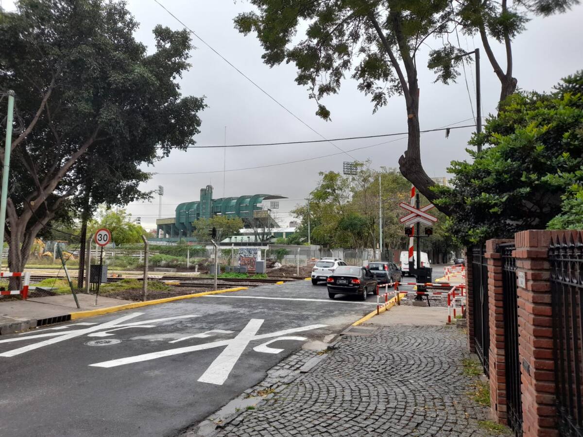 El nuevo cruce que se habilitó sobre la calle Martín de Gainza. De fondo, el estadio de Ferro. Foto: Ezequiel Alippe.