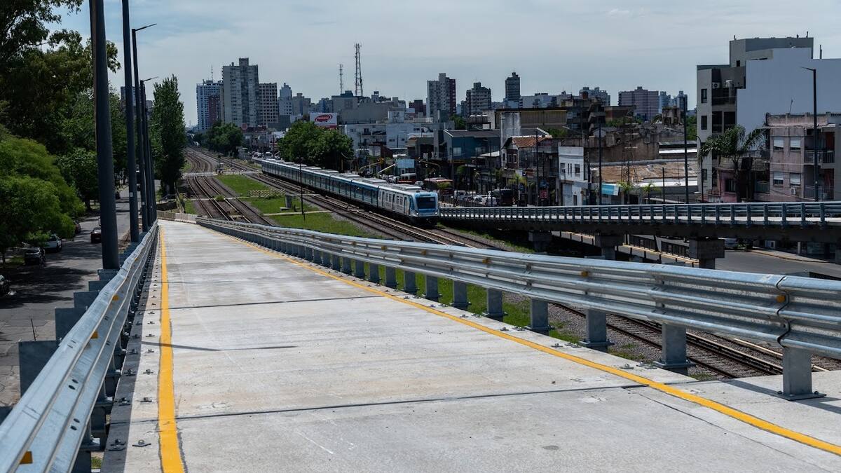 El nuevo puente inaugurado sobre las vías del tren Sarmiento.