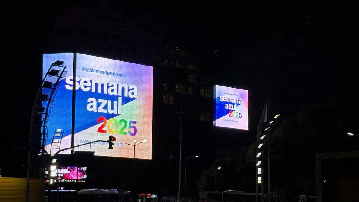 El Obelisco se iluminó por la Semana Azul 2025 para concientizar sobre el autismo.