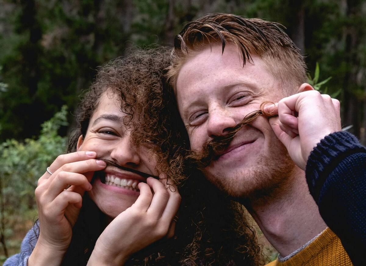 El objetivo de dejarse el bigote es normalizar una característica natural del cuerpo humano. Foto: Unsplash.