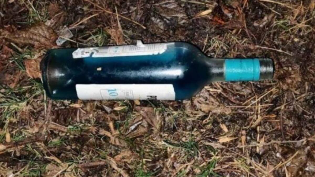 El objeto que se arrojó contra la comisaría. Foto: NA