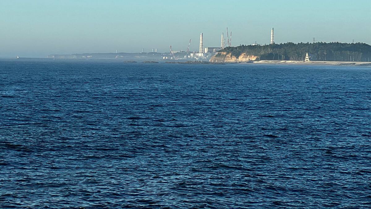 El Océano Pacífico, y de fondo, la central de Fukushima. Foto: Reuters.