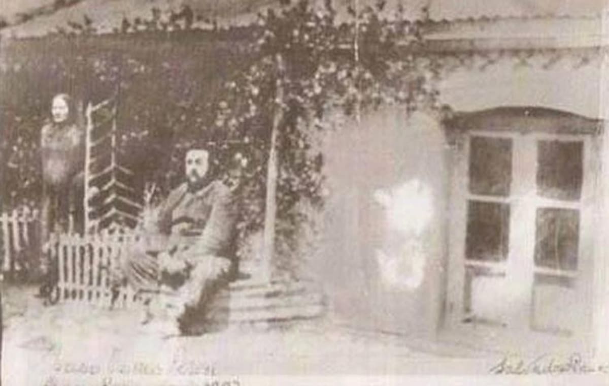 El padre de Perón, detrás se ve a la madre embarazada de Juan Domingo, la foto es de 1893