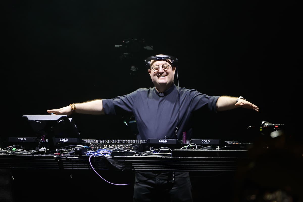 El Padre Guilherme en Plaza de Mayo