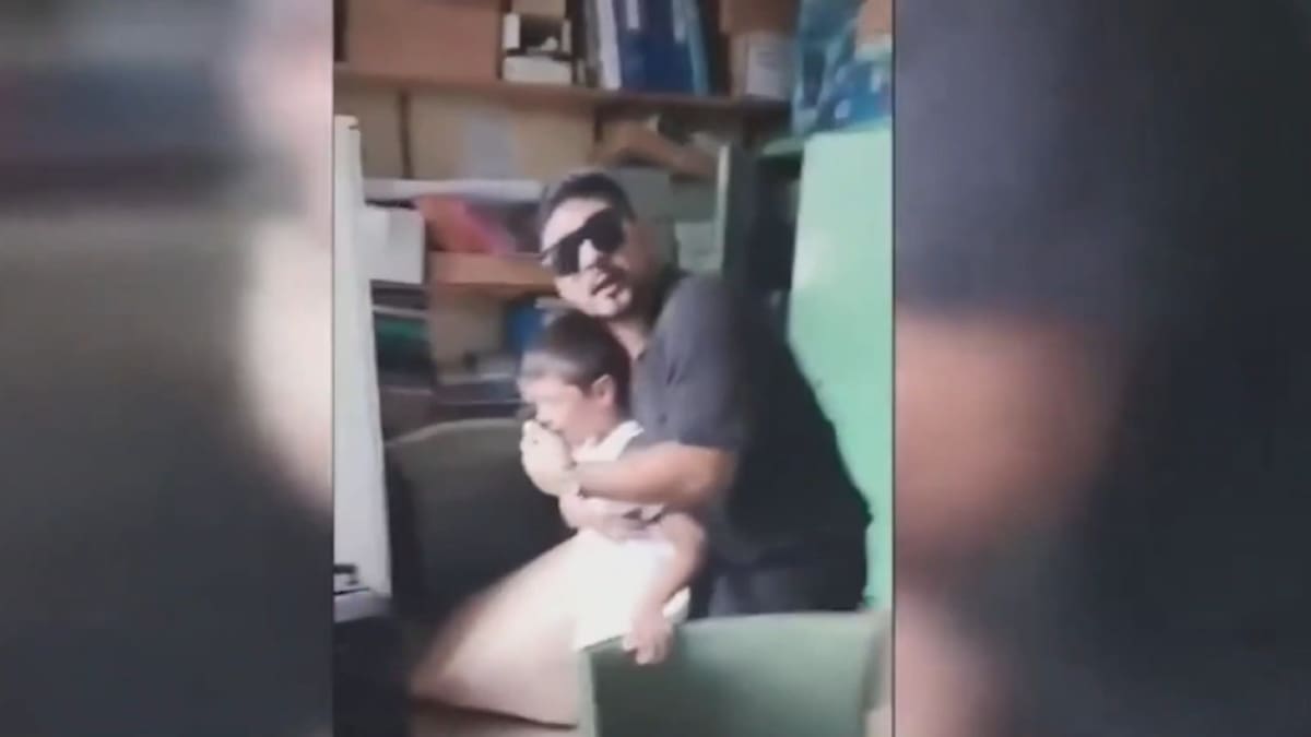 El padre se había llevado a su hijo a la fuerza del colegio hace una semana. Foto: Captura de video.