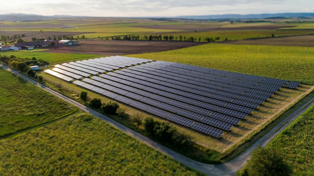 Crisis energética: el país asiático que construirá 10 megaparques solares para reducir su dependencia del gas y petróleo