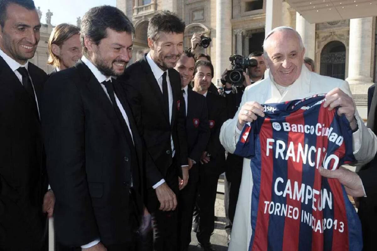 El papa Francisco cuando recibió la camiseta de San Lorenzo. Foto: NA.
