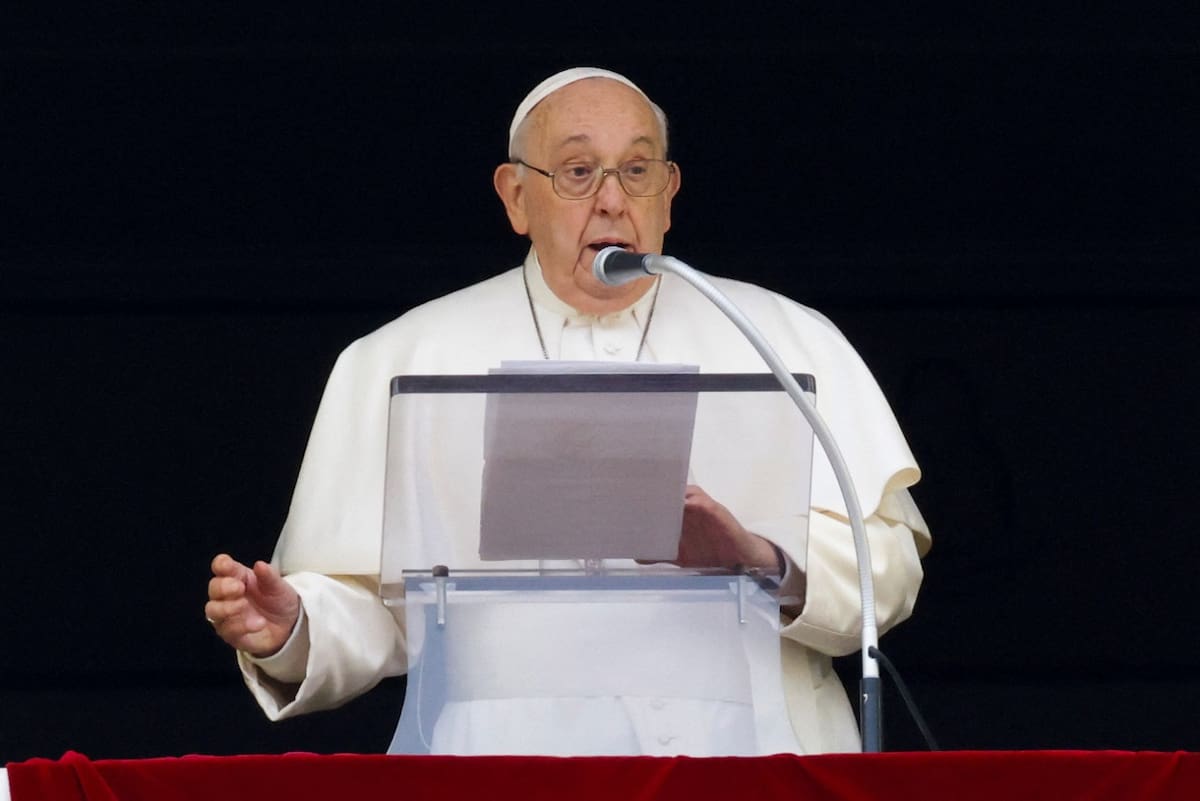 El papa Francisco durante el rezo del ángelus en la plaza de San Pedro. Foto: Reuters