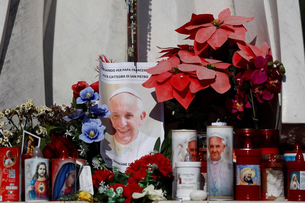 El papa Francisco está internado en el hospital Gemelli de Roma. Foto: Reuters/Vincenzo Livieri