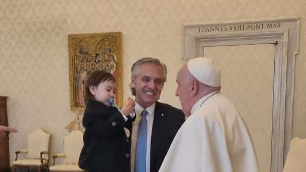 El papa Francisco junto a Alberto Fernández y su hijo en Roma. Foto: Instagram/ @alferdezok.
