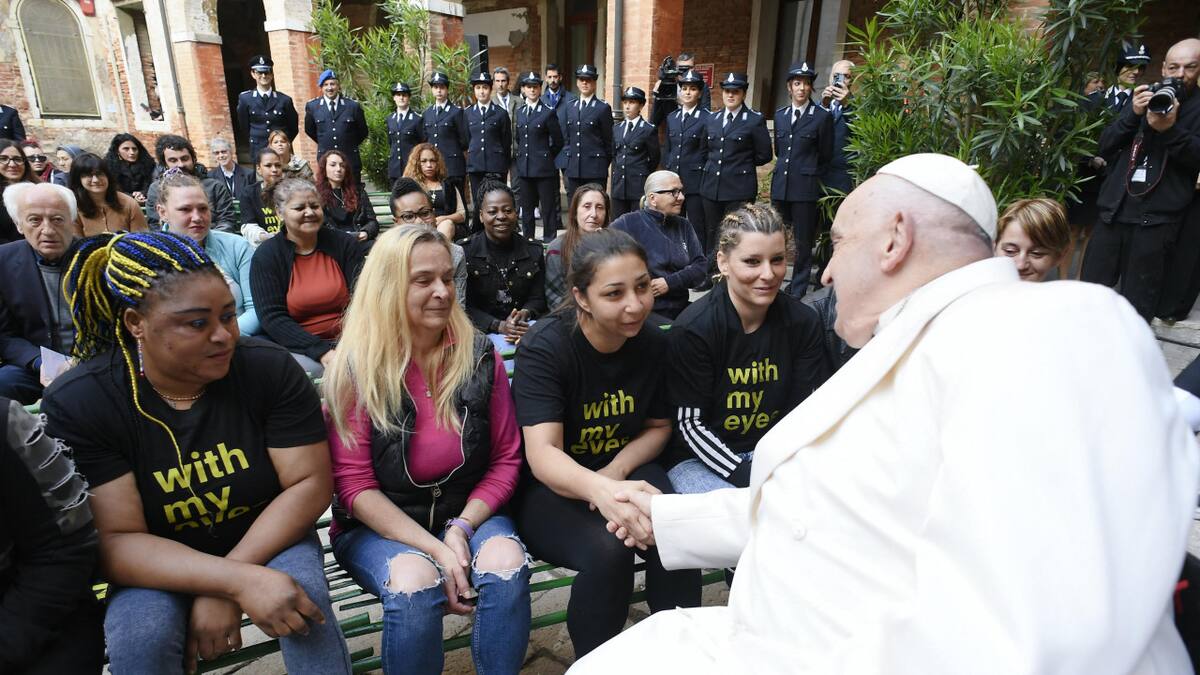 El papa Francisco junto a jóvenes presas en una cárcel de Venecia. Foto: Reuters.