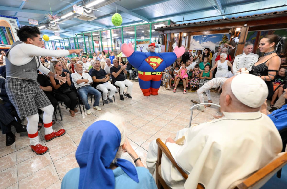 El Papa Francisco junto a la hermana Geneviève Jeanningros en una visita a miembros de la comunidad LGBTQ. Foto: Reuters.