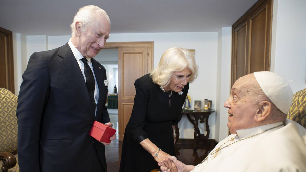 El papa Francisco recibe a los reyes Carlos y Camila en el 20 aniversario de su boda. EFE/ Vatican Media