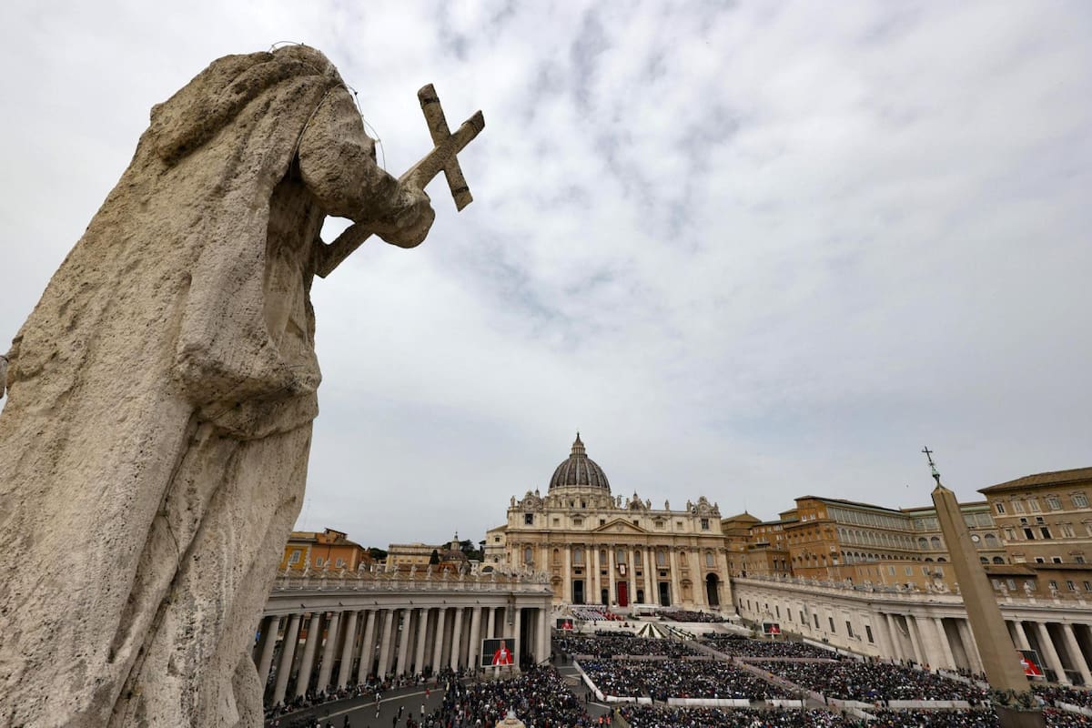 El papa Francisco saluda a los fieles al final de la misa del Domingo de Ramos en la Plaza de San Pedro del Vaticano, el 13 de abril de 2025. (Papa) EFE/EPA/FABIO FRUSTACI