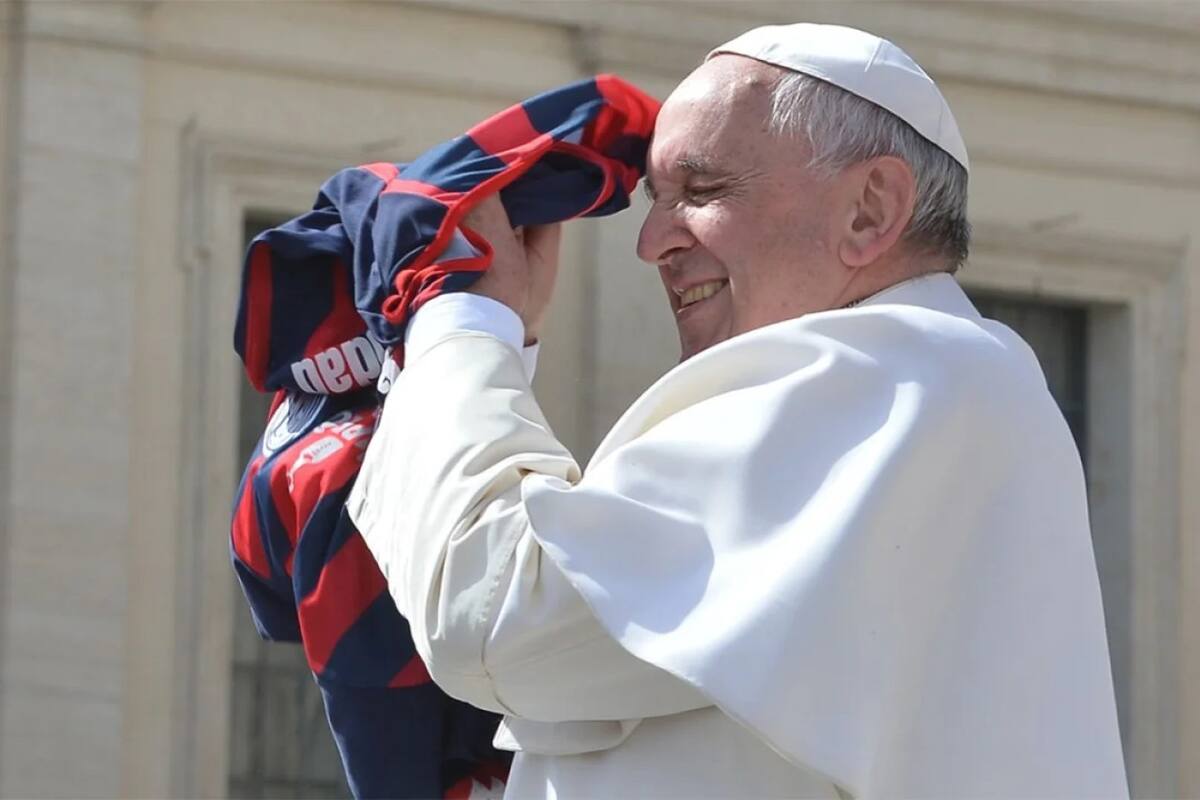 El papa siempre se mostró como un fanático de San Lorenzo. Foto: NA.