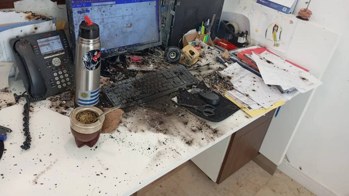 La oficina donde explotó el paquete explosivo. Foto: NA.