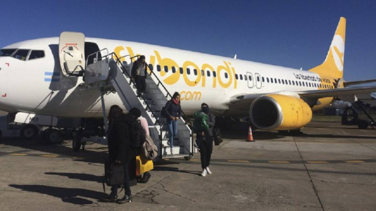 El pasajero viajaba en la línea aérea Flybondi.
