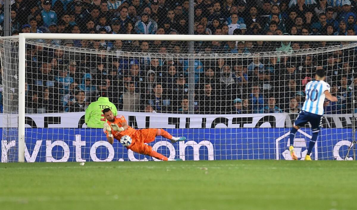 El penal que le contuvo Sergio Romero a Leonardo Sigali. Foto: Télam.