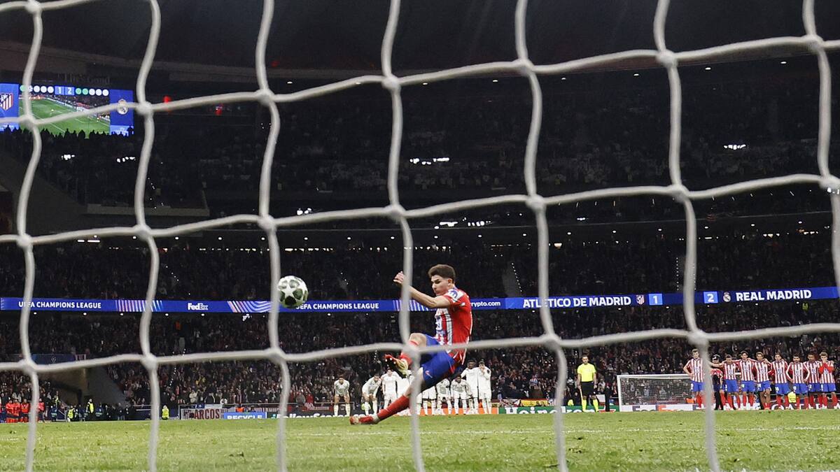 El polémico penal de Julián Álvarez. Foto: Reuters