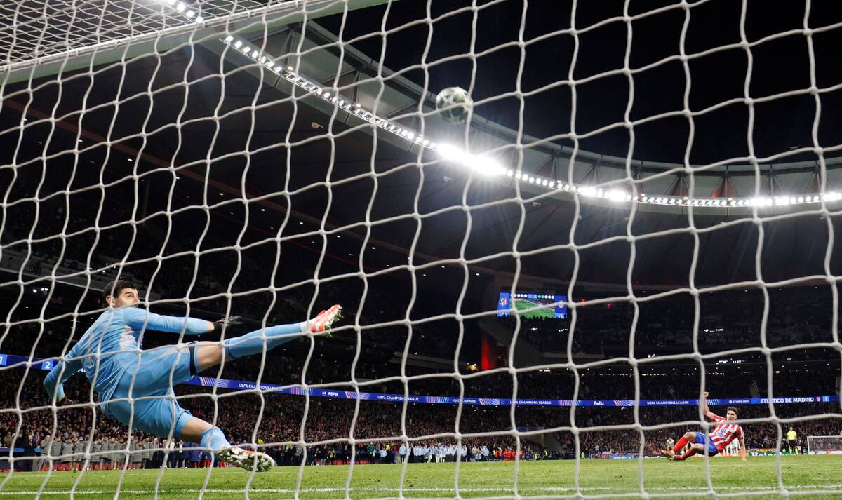 El polémico penal de Julián Álvarez. Foto: Reuters/Susana Vera
