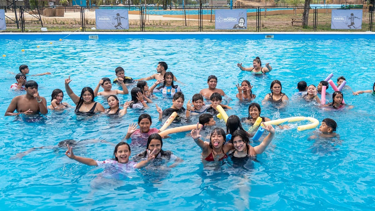 Un Caribe en el conurbano: el polideportivo acuático que tiene pileta con olas, arena y queda a 30 minutos de CABA