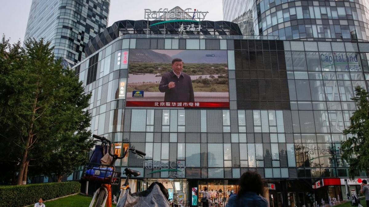 El presidente chino, Xi Jinping, en una pantalla. China respondió a la visita de la presidenta de la Cámara de Representantes de los Estados Unidos, Nancy Pelosi. Foto: Efe