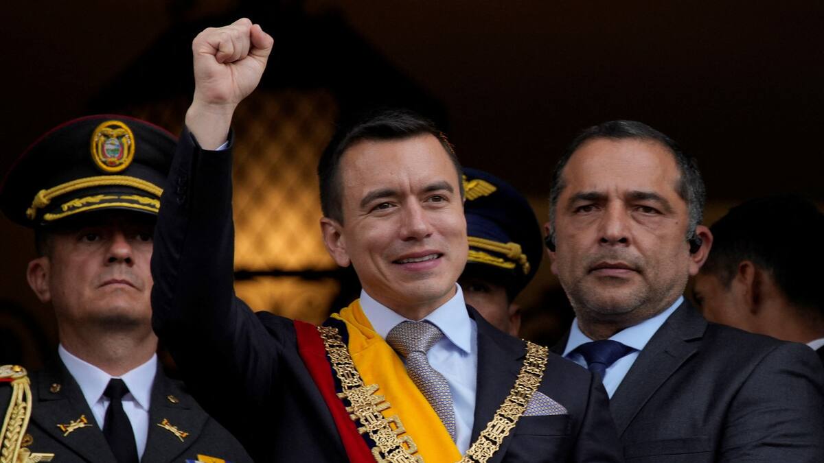 El presidente de Ecuador, Daniel Noboa, hace gestos a sus partidarios desde el balcón del palacio de gobierno, en Quito, Ecuador. Reuters