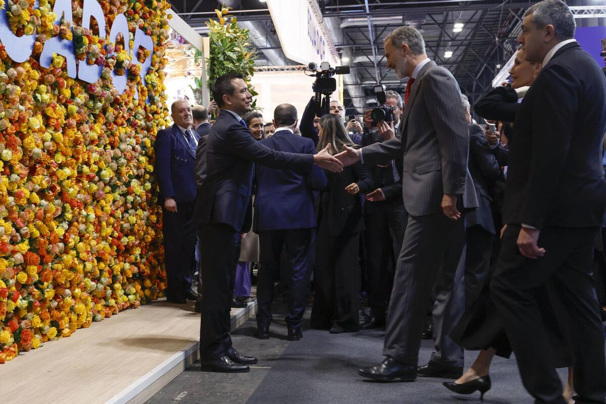 El presidente de Ecuador, Daniel Noboa posa con el rey Felipe VI en el stand de su país durante la inauguración de Fitur 2024. Foto: EFE
