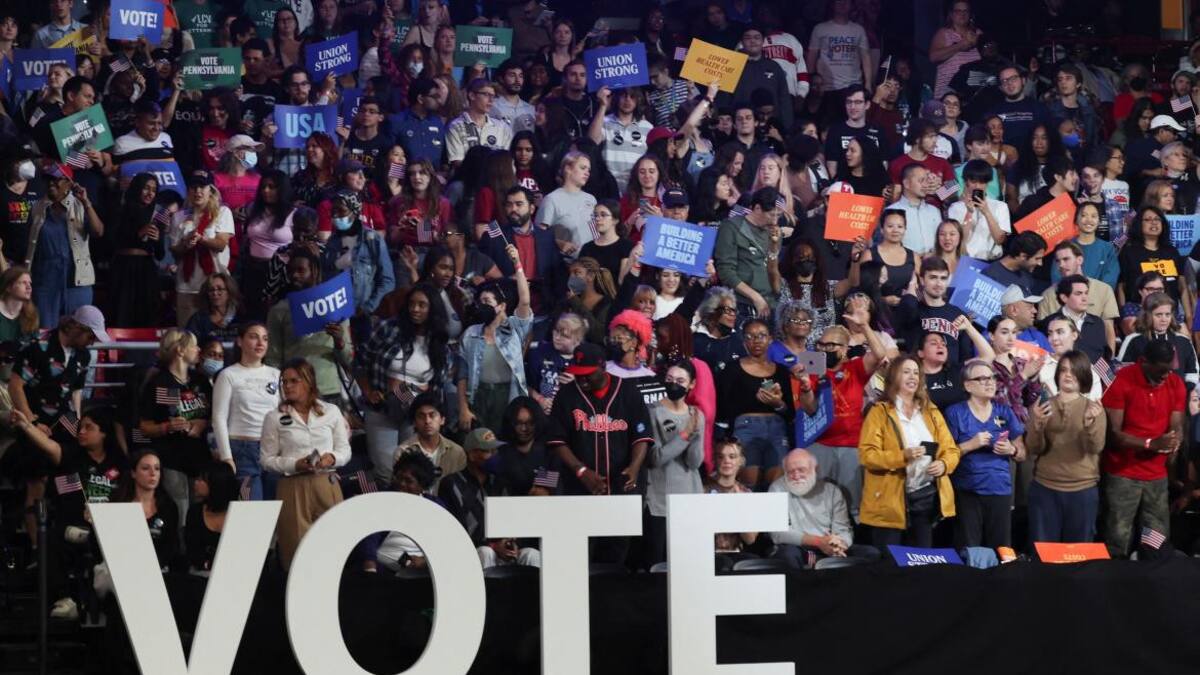El presidente de EE UU Joe Biden_ hace campaña antes de las elecciones intermedias, en Pensilvania_ gente asiste a una campaña en apoyo al candidato demócrata al Senado, John Fetterman_Foto Reuters