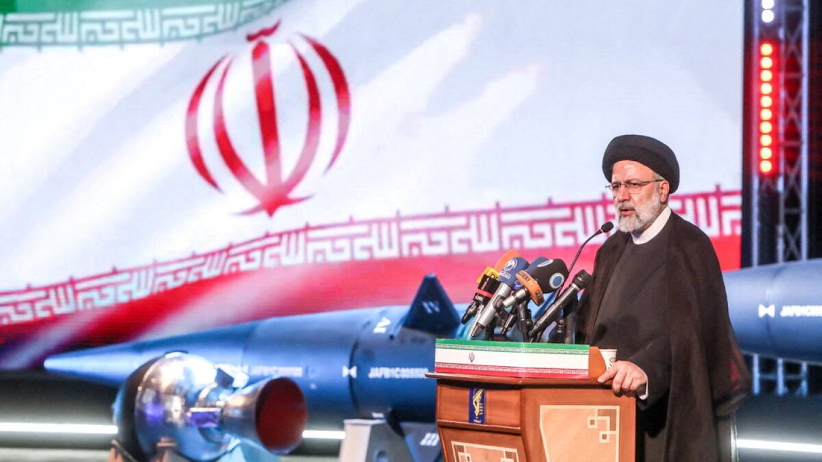El presidente de Irán presentando el misil "Fattah". Foto: Reuters.