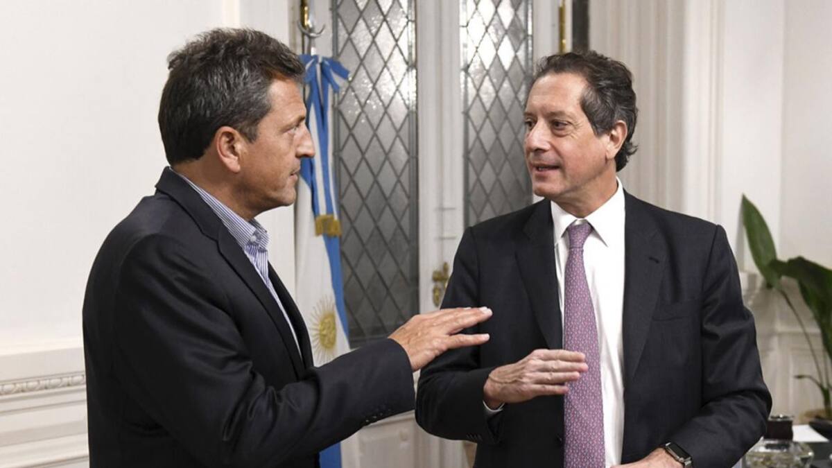 El presidente de la Camara de Diputados Sergio Massa junto al titular del Banco Central, Miguel Angel Pesce