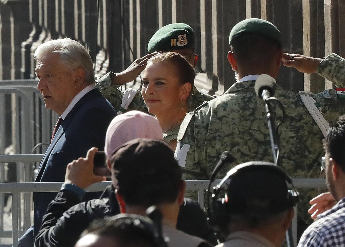 El presidente de México, Andrés Manuel López Obrador (i), en compañía de su esposa Beatriz Gutiérrez (d), asiste a votar en las elecciones generales mexicanas. EFE