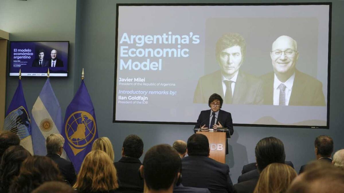 “Son cabeza de pulpo”: el particular insulto de Javier Milei cuando un teléfono interrumpió su exposición en el BID