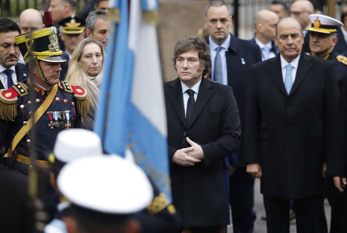 El presidente Javier Milei camina al tedeum que se realiza en la catedral metropolitana. FOTO NA DANIEL VIDES