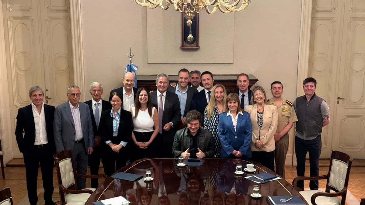El presidente Javier Milei junto a sus ministros en Casa Rosada.