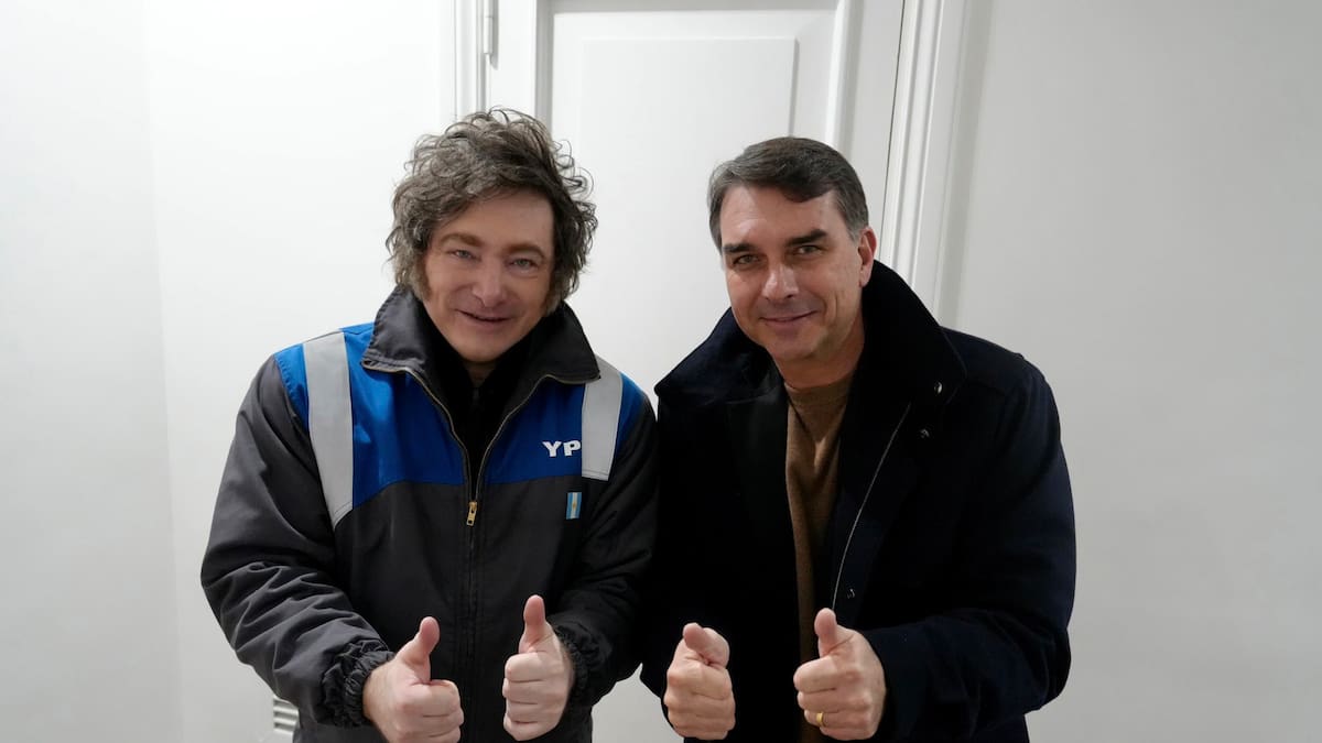 En la previa de la cumbre del Mercosur, Javier Milei se reunió con Flávio Bolsonaro y vuelve a tomar distancia de Lula