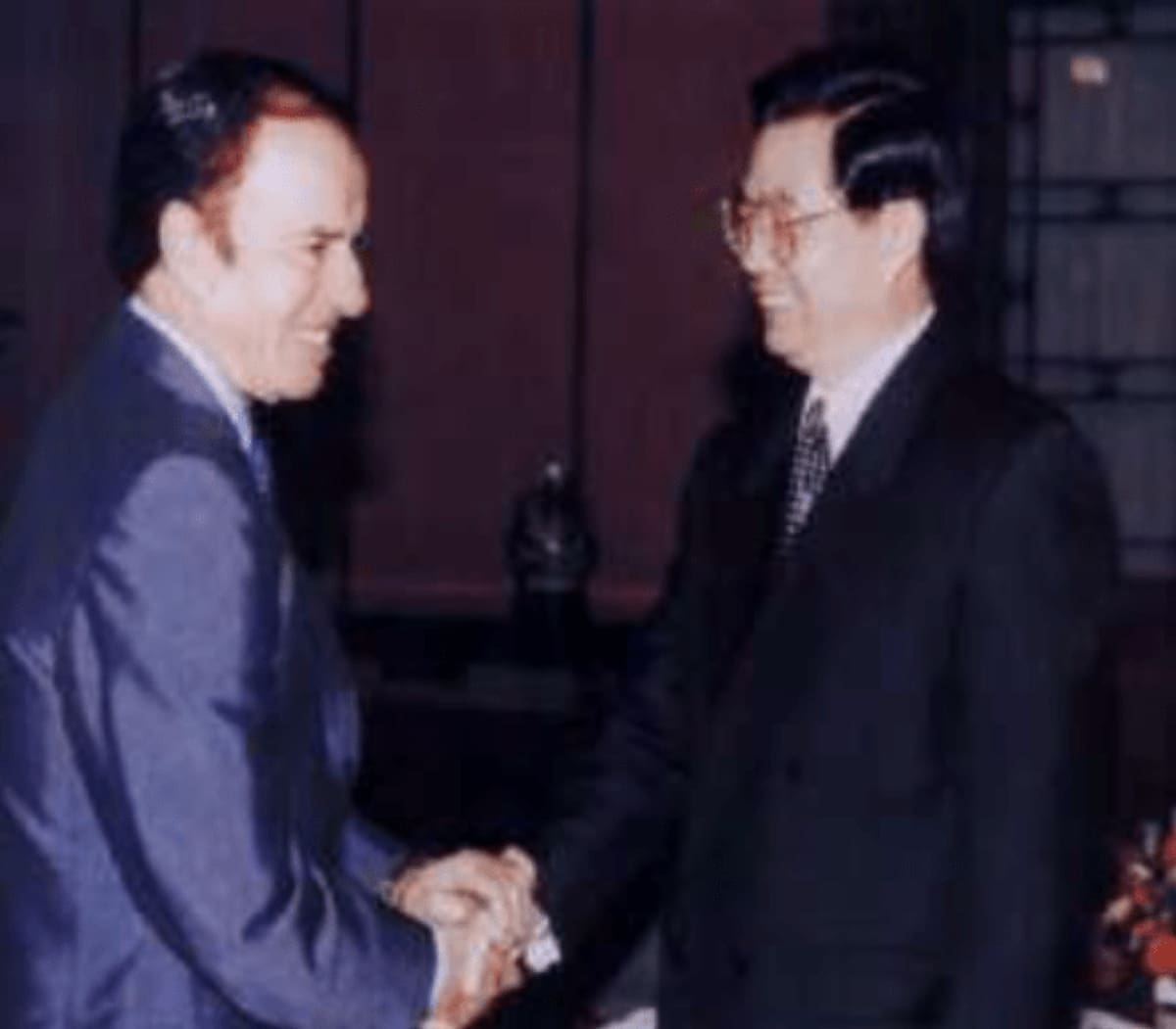 El presidente menem con Hu Jintao (luego Presidente de China), durante su visita a Argentina en 1994 como miembro del Politburó. Foto: Reporte Asia.