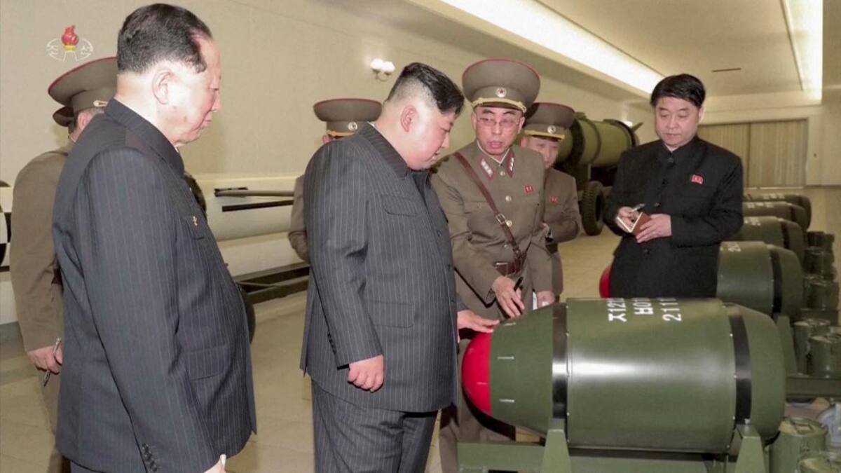 El presidente norcoreano junto a militares de su país observan armas nucleares. Foto: Reuters.