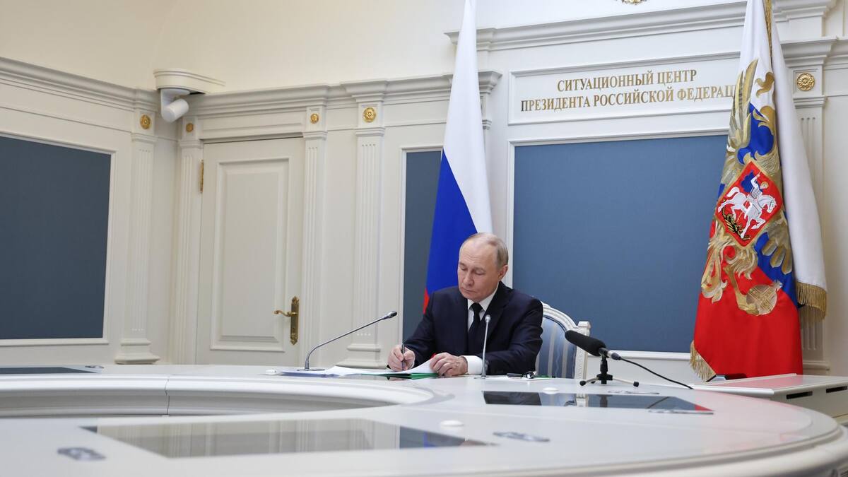 El presidente ruso, Vladímir Putin, inspecciona, por videoconferencia, un ejercicio militar de las fuerzas nucleares rusas en Moscú, Rusia