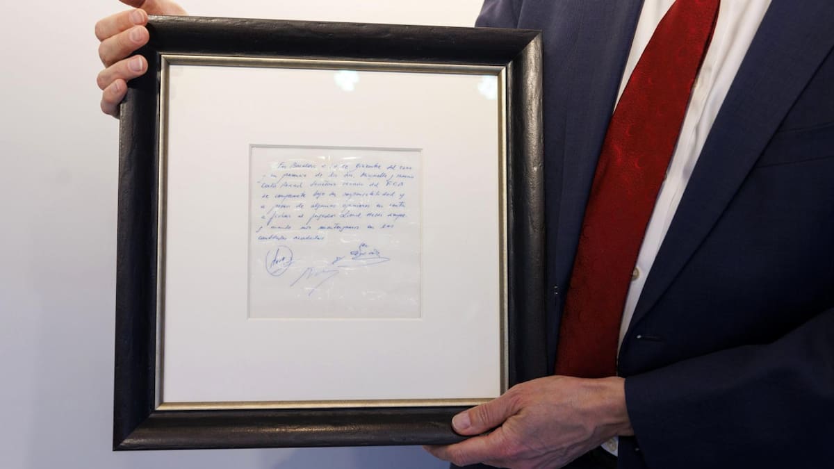 El primer contrato de Messi con el Barcelona. Foto: EFE